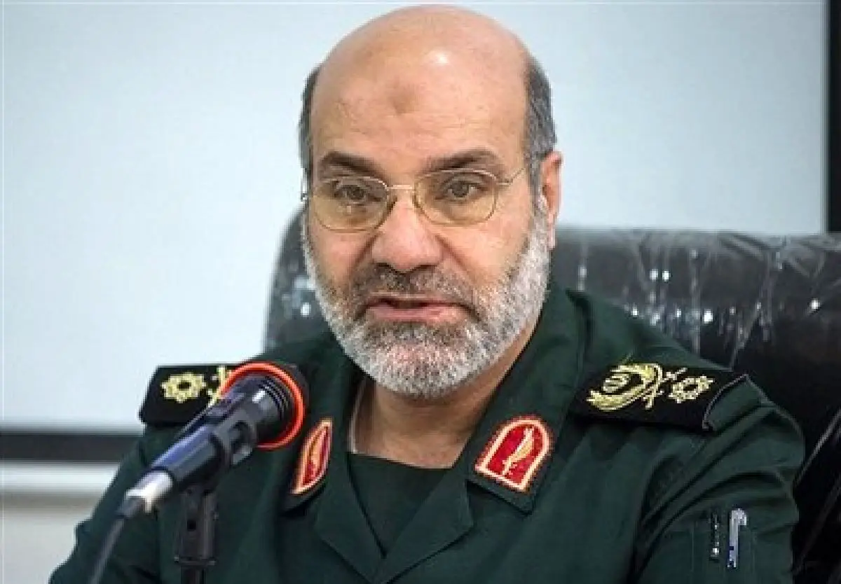 حضور رئیس دفتر نظامی فرمانده کل قوا در منزل شهید زاهدی برای ابلاغ سلام رهبر انقلاب/ ویدئو

