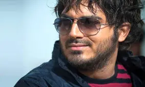  ژست نیما شاهرخ‌ شاهی در ماشین لاکچری‌اش