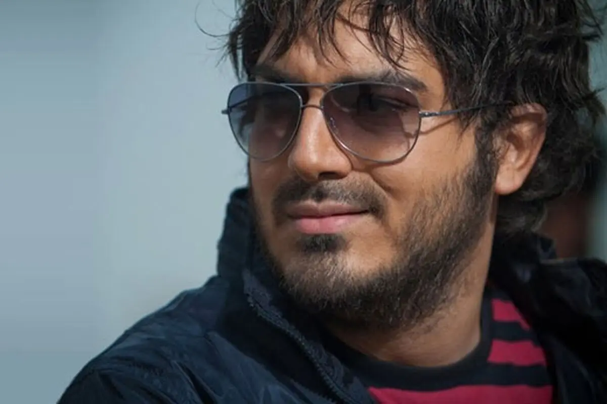  ژست نیما شاهرخ‌ شاهی در ماشین لاکچری‌اش