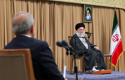 لحظاتی از گفتگوی خصوصی پزشکیان با رهبر انقلاب/ پنجره متفاوتی به دیدار رئیس‌جمهور و هیئت وزیران با رهبری/ ویدئو