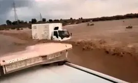 نجات معجزه‌آسای راننده گرفتار در سیلاب کهنوج/ ویدئو