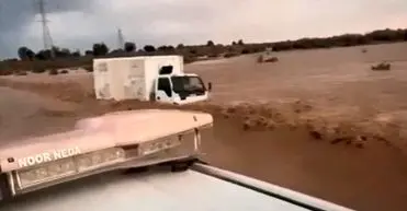 نجات معجزه‌آسای راننده گرفتار در سیلاب کهنوج/ ویدئو