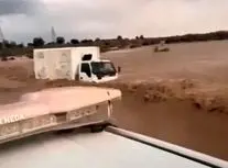 نجات معجزه‌آسای راننده گرفتار در سیلاب کهنوج/ ویدئو
