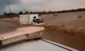 نجات معجزه‌آسای راننده گرفتار در سیلاب کهنوج/ ویدئو