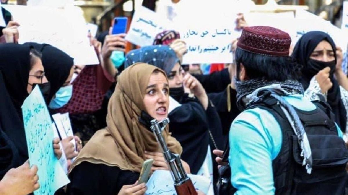 چرا طالبان زنان را در ملاءعام شلاق میزنند؟