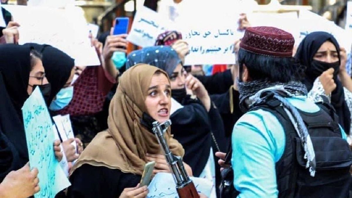 چرا طالبان زنان را در ملاءعام شلاق می‌زنند؟

