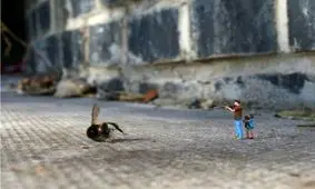 هنرمندی که با مجسمه‌های «مینیاتوری» صحنه‌هایی تامل‌برانگیز خلق می‌کند/ تصاویر
