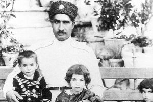 سفر به تاریخ؛ همسران دوم و سوم رضاخان در یک قاب؛ سال 1324