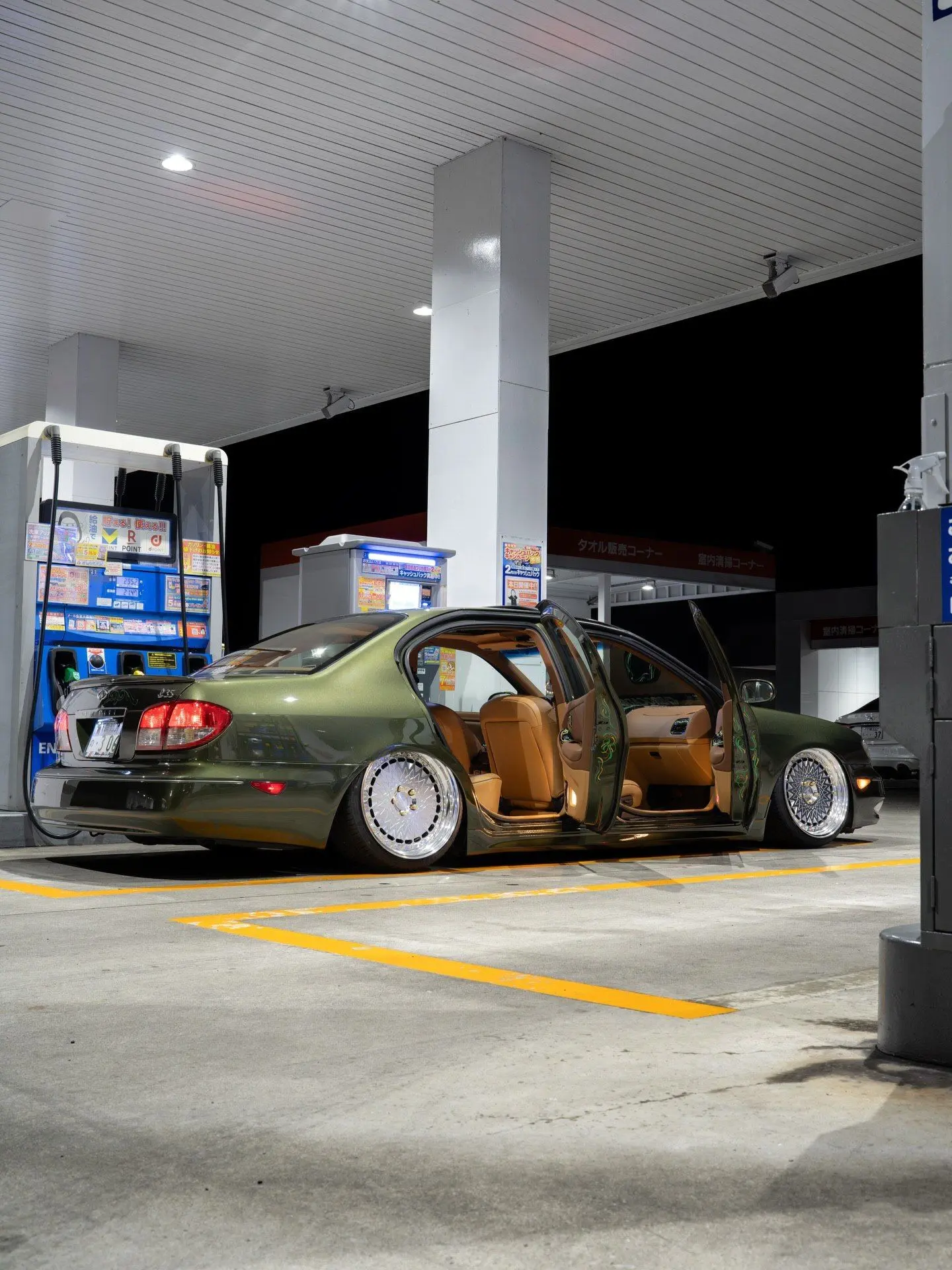 نمای خارجی خودروی تیونینگ شده اینفینیتی I35 با رینگ‌های Brocade، سیستم تعلیق بادی کاهش ارتفاع یافته و تزئینات پین‌استرایپ روی بدنه.