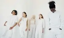 پوشیدن لباس سفید چه معنایی دارد؟