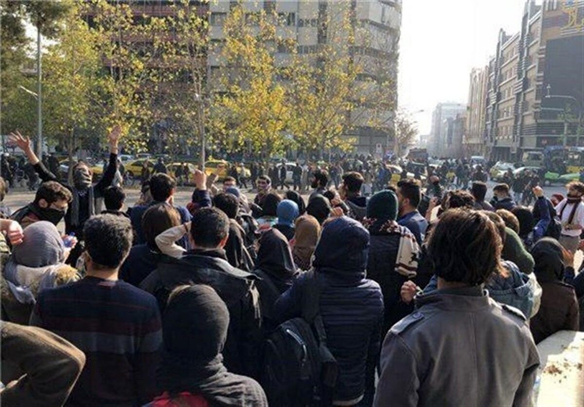 مسئولان اگر از مزایای ویژه خود بگذرند، می فهمند که نارضایتی در جامعه فراوان است/ چرا با زبان ملایم با معترضین سخن گفته نمیشود؟