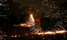 می‌توان نوجوانان را «چهارشنبه سوری» دور از «ترقه» و در خانه نگه داشت؟