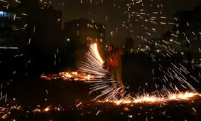 می‌توان نوجوانان را «چهارشنبه سوری» دور از «ترقه» و در خانه نگه داشت؟