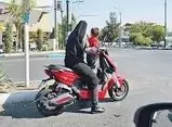موتورسواری یک زن با چادر در تهران/ ویدئو
