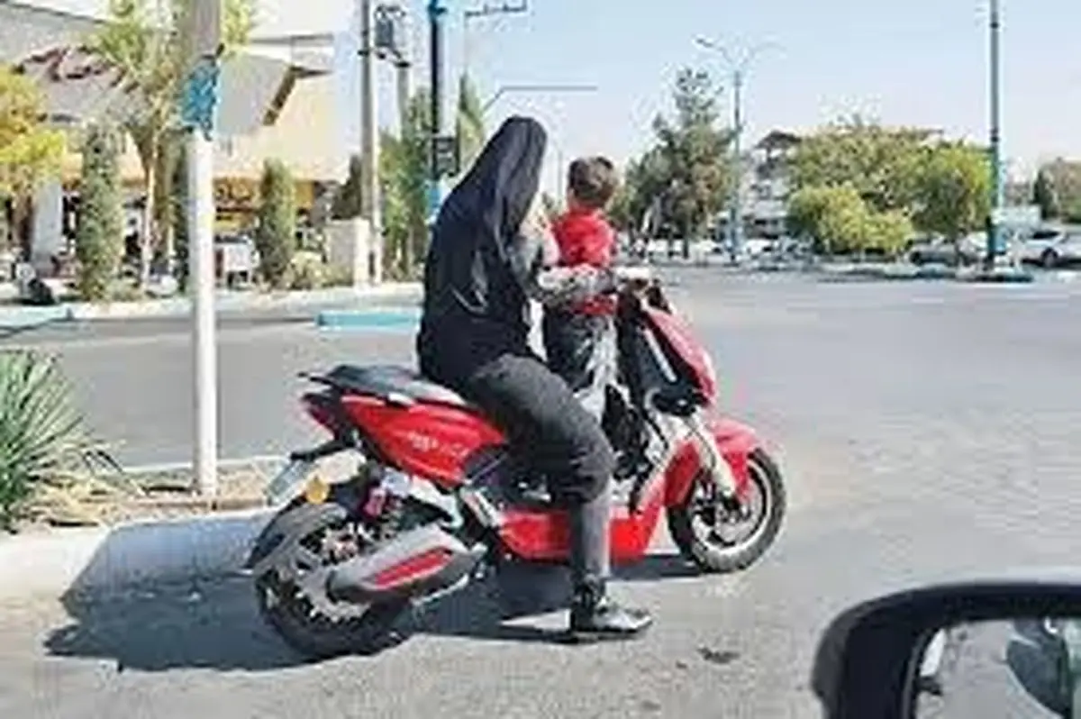موتورسواری یک زن با چادر در تهران/ ویدئو