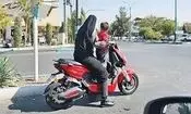 موتورسواری یک زن با چادر در تهران/ ویدئو