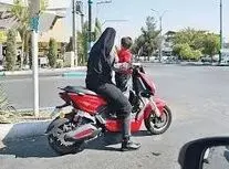 موتورسواری یک زن با چادر در تهران/ ویدئو