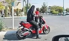 موتورسواری یک زن با چادر در تهران/ ویدئو