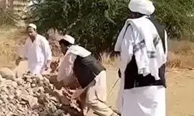 حمله افغانی‌ها به قبر منسوب به ابوجهل در عربستان/ ویدئو