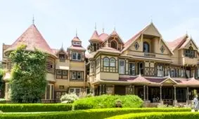 ۱۰ مکان که علت ساختشان جای تامل دارد؛ از خانه درختی وزیر تا هتل قتل!