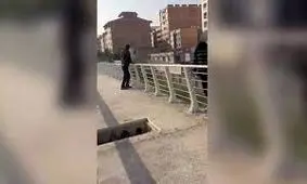خودکشی دختر 18 ساله از پل هوایی ناکام ماند/ ویدئو