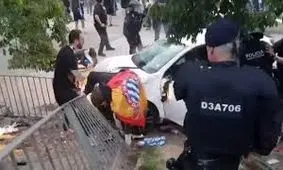 زیر گرفتن هواداران بازی اسپانیول - بارسلونا توسط راننده خانم/ ویدئو