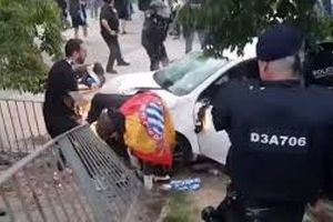 زیر گرفتن هواداران بازی اسپانیول - بارسلونا توسط راننده خانم/ ویدئو