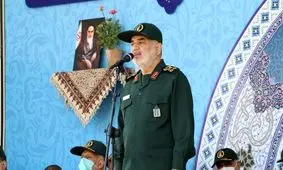  در این شرایط اقتصادی نمی‌گذاریم گرد و غبار ناشی از محرومیت بر رخسار مردم بنشیند/ دشمن پوکی استخوان گرفته است