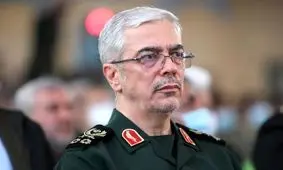 سفر به تاریخ؛ «سرلشکر باقری» در 23 سالگی در حال نماز خواندن پشت سر «شمخانی» در جبهه