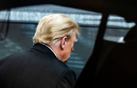 جنجال در کاخ سفید؛ مرد ناشناس پشت ترامپ، حین نشست خبری بیهوش شد/ ویدئو