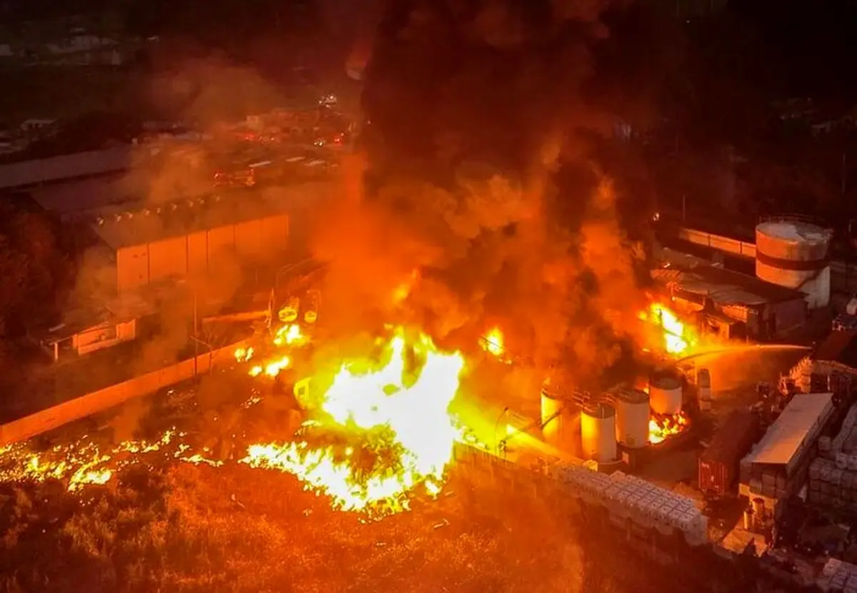 ​​​​​​​آتش‌سوزی گسترده در کارخانه مواد شیمیایی در برزیل/ساکنان محلی با وحشت خانه‌های خود را ترک کردند
