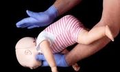 نجات جان کودک یک ساله از خفگی/ ویدئو
