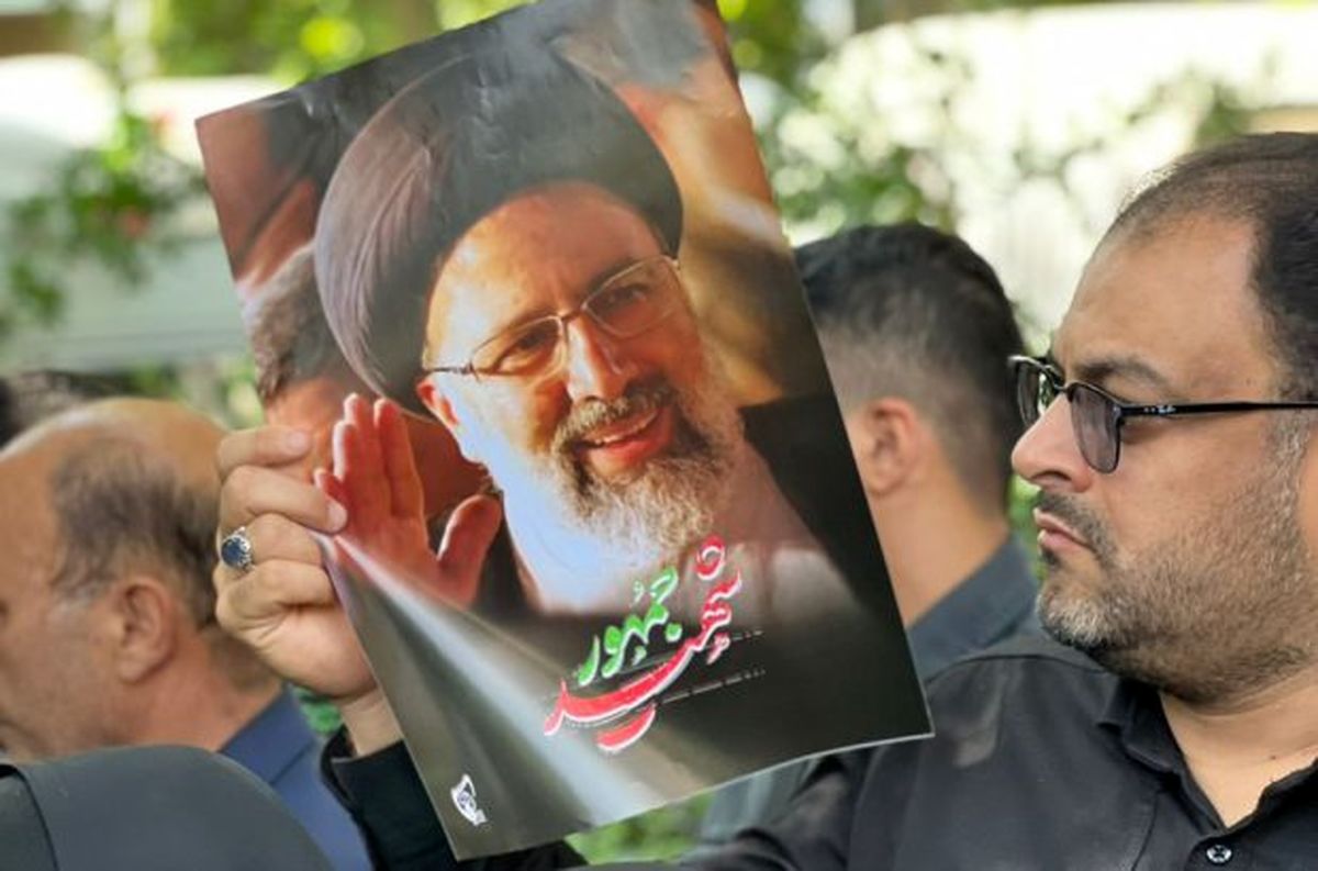 حضور مدیر عامل شرکت فولاد اکسین خوزستان و جمعی از جهادگران این شرکت در مراسم تشییع رئیسجمهور شهید
