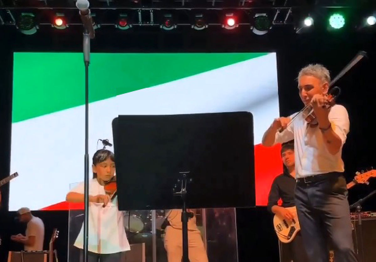 اجرای آهنگ «ای ایران» توسط شادمهر عقیلی و دخترش ملینا/ ویدئو