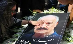 استایل خاص پدر روح‌الله زم در خاکسپاری سعید راد/ عکس

