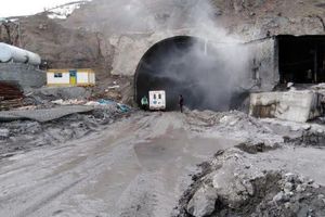مرگ یک کارگر بر اثر ریزش تخته سنگ در تونل آزادراه تهران - شمال