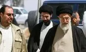 ویدئویی از حضور آیت‌الله مجتبی خامنه‌ای در کنار پدر در مراسم تعویض مضجع امام رضا(ع) در سال ١٣٧٩