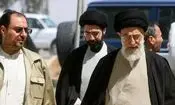 ویدئویی از حضور آیت‌الله مجتبی خامنه‌ای در کنار پدر در مراسم تعویض مضجع امام رضا(ع) در سال ١٣٧٩