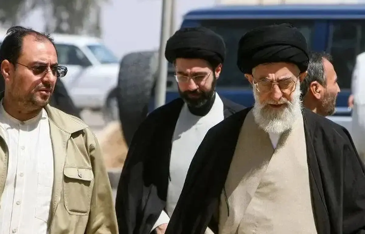 ویدئویی از حضور آیت‌الله مجتبی خامنه‌ای در کنار پدر در مراسم تعویض مضجع امام رضا(ع) در سال ١٣٧٩
