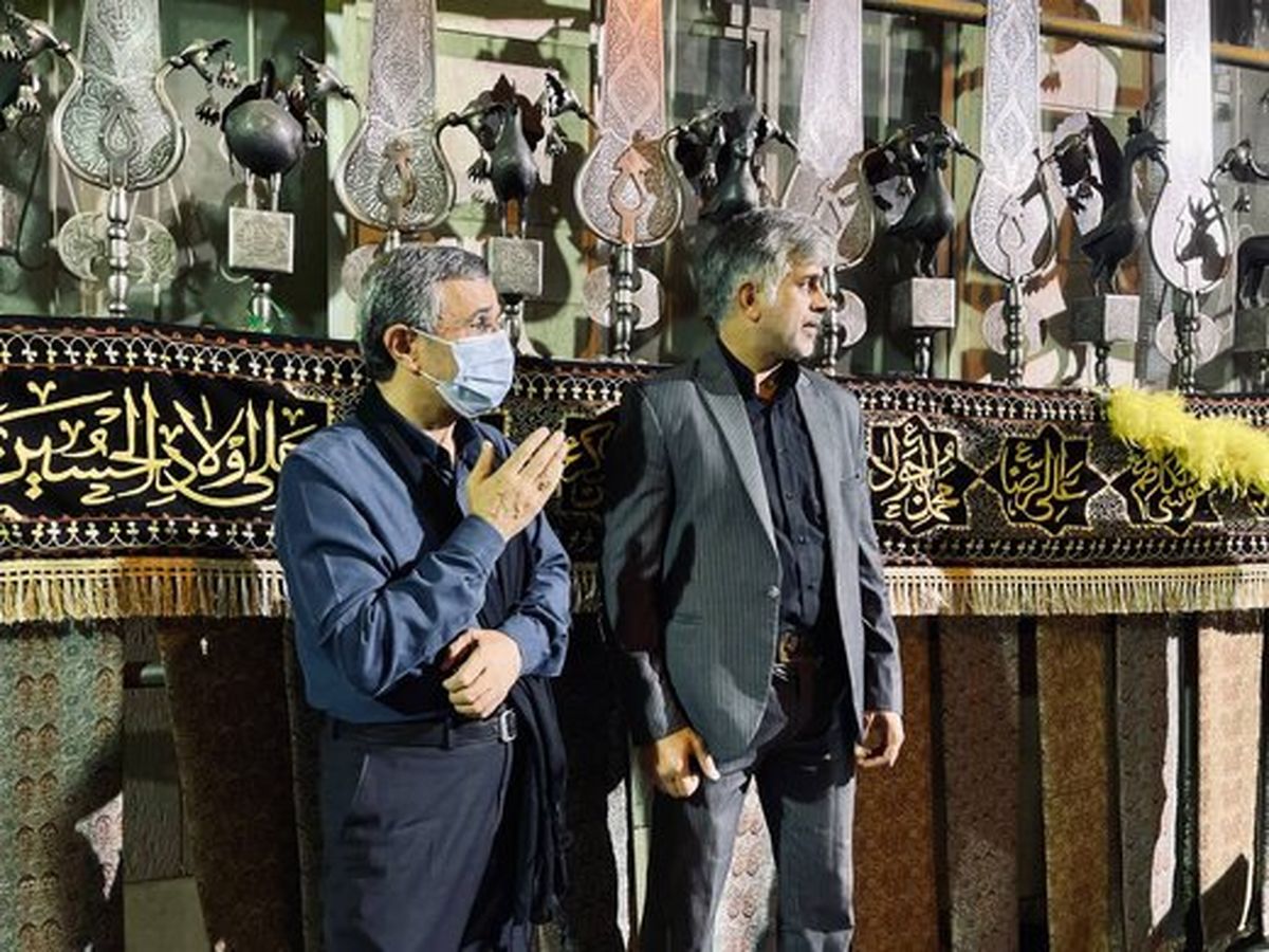 عکس های یادگاری با احمدی نژاد در مراسم شب تاسوعای حسینی