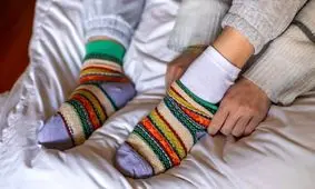 چرا پوشیدن جوراب به شما کمک می‌کند سریع‌تر به خواب بروید؟

