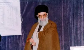 پنجره متفاوتی به حضور رهبر انقلاب در چادر عشایر اردبیل و عکس یادگاری خانواده شهدا در سال ۱۳۷۹/ ویدئو