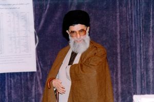 پنجره متفاوتی به حضور رهبر انقلاب در چادر عشایر اردبیل و عکس یادگاری خانواده شهدا در سال ۱۳۷۹/ ویدئو