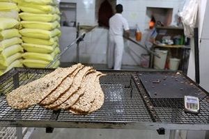 تنور داغ نانوایی های آزادپز در بالا شهر/ نان را در هر کوچه به یک نرخ میفروشند