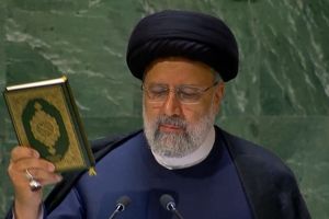 رئیسی در مجمع عمومی سازمان ملل، قرآن در دست گرفت / کلام خدا هرگز نمی‌سوزد / هر دستی را که برای دوستی دراز شود، به گرمی می‌فشاریم