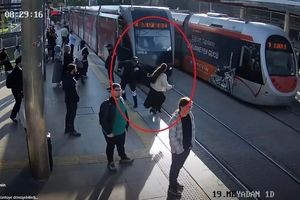 نجات لحظه آخری زن جوان در کایسری از مرگ حتمی/ ویدئو