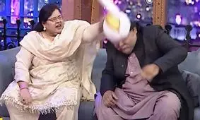  ضرب‌وشتم یک مجری به دست خواننده زن معروف روی آنتن زنده تلویزیون/ ویدئو