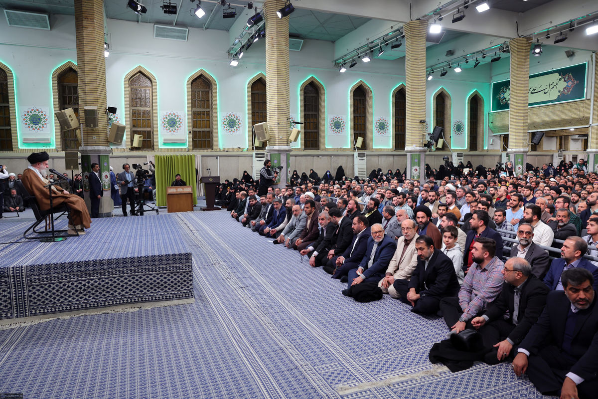 جمهوری اسلامی نیروی نیابتی ندارد/ اگر روزی بخواهیم اقدام کنیم احتیاج به نیروی نیابتی نداریم/ آمریکاییها، رژیم صهیونیستی و همراهانشان، احساس میکنند به پیروزی رسیدهاند و به گزافهگویی افتادهاند/ ملت ایران هر که مزدوری آمریکا را قبول کند، لگدمال می کنند