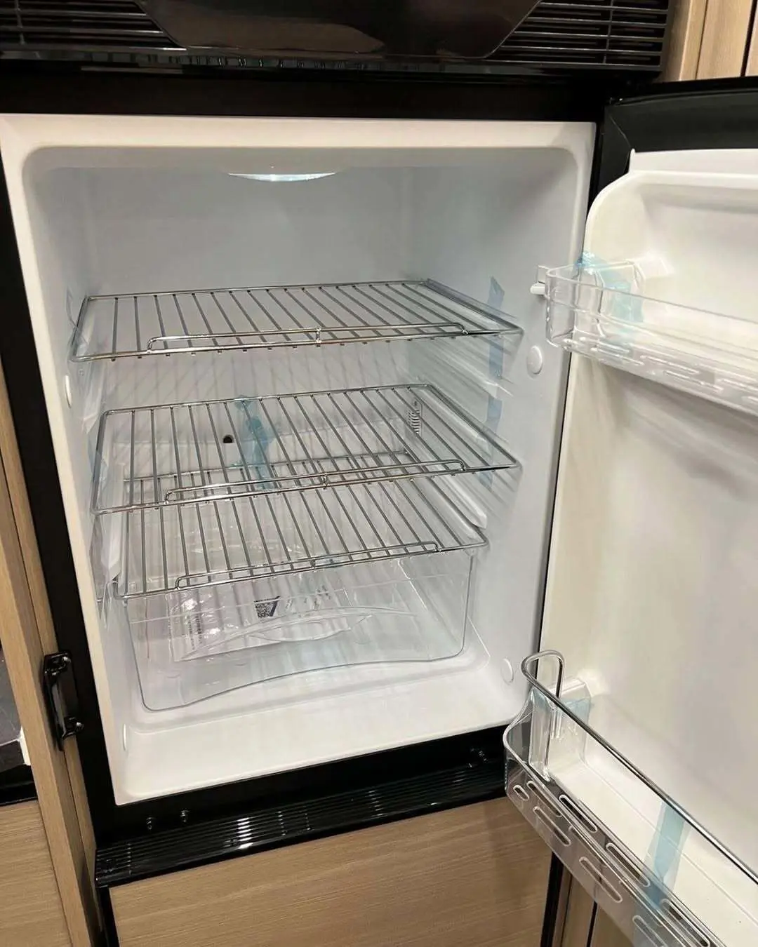 نمای خارجی خودرو کمپر چانگان Peak View RV مدل ۲۰۲۵ بر پایه پیکاپ هانتر در طبیعت، مجهز به سایه‌بان برقی و تجهیزات کمپینگ آفرودی.