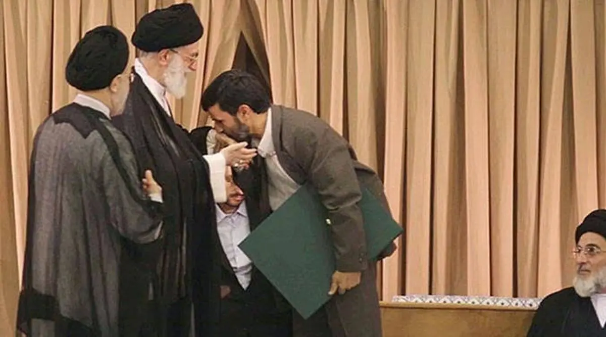  حضور احمدی نژاد در مراسم تشییع پیکر رهبر شهید/ ویدئو